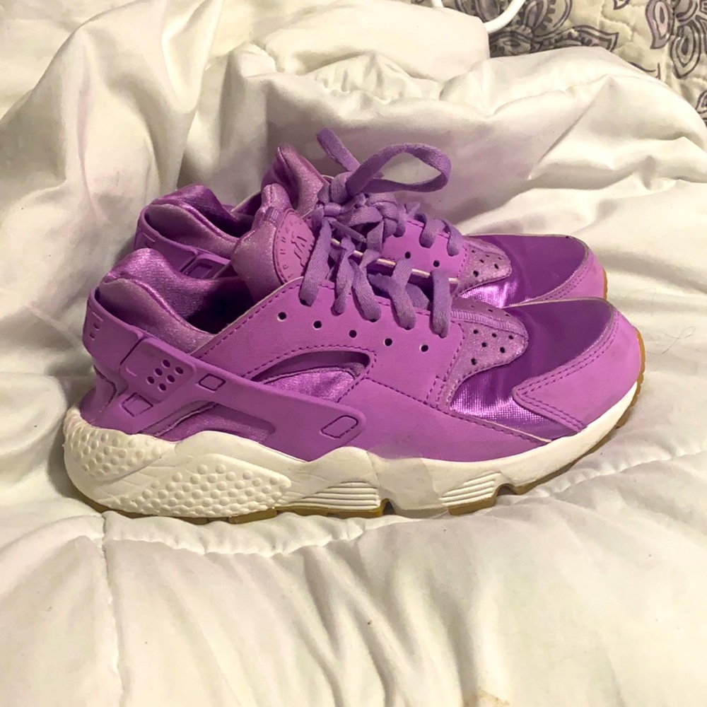 Womens Nike huarache shoes